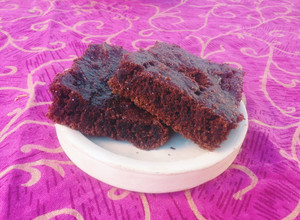 Una foto de Brownies veganos de harina de algarroba