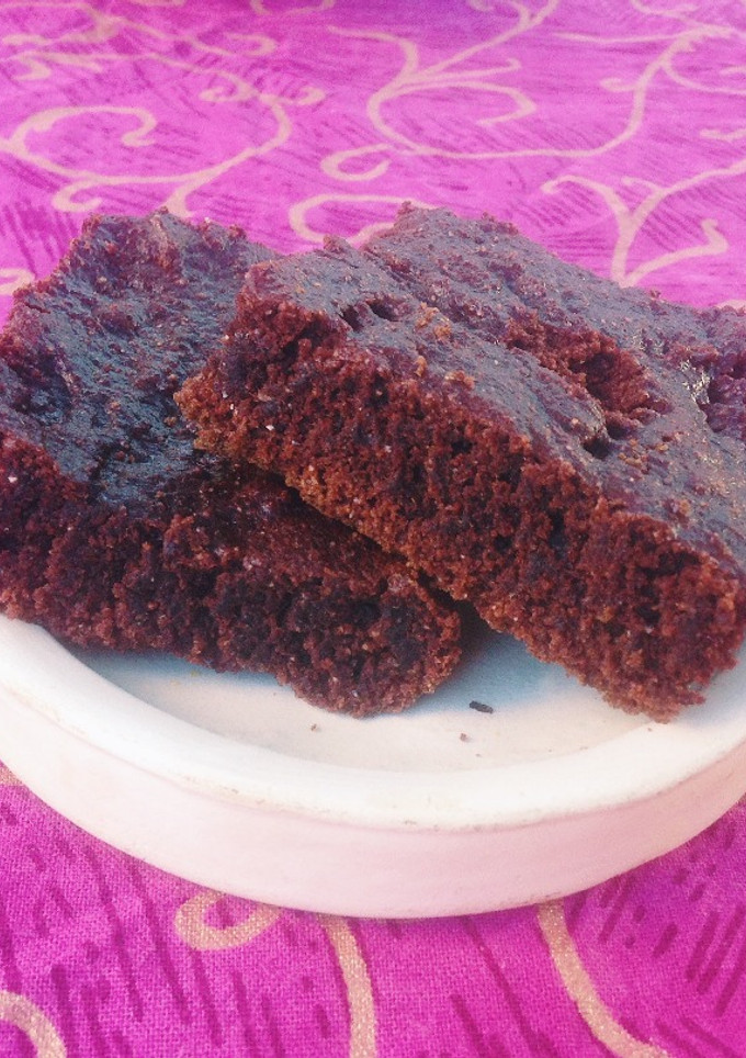 Una foto de Brownies veganos de harina de algarroba