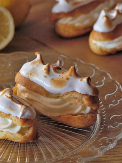 Una foto de Eclairs, dulce y cítrico