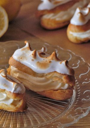 Una foto de Eclairs, dulce y cítrico