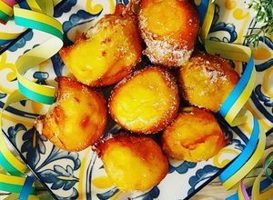Foto di Frittelle di pasta choux ripiene di crema al pistacchi