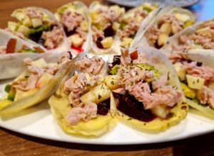 Una foto de Barquitos de endivias rellenos