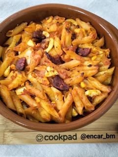Una foto de Macarrones al horno con chorizo ahumado y huevo cocido