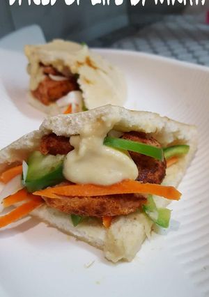 A picture of Kabuli chana kabab in pita bread.