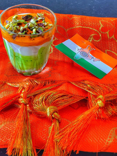 மூவர்ண ஷிரீகந்த்(tricolour shrikhand recipe in tamil) செய்முறை முக்கிய புகைப்படம்