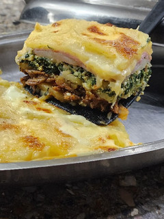 Una foto de Lasagna de papas, roast beef, acelga y ricotta - sin masa. 💫 Liviana y deliciosa 💫