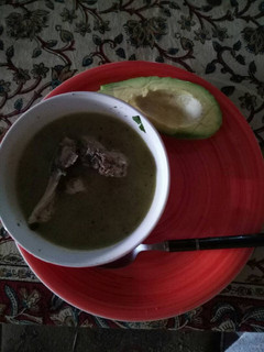Una foto de Cetogénica: caldo de pollo y aguacate