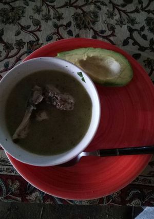 Foto principal de Cetogénica: caldo de pollo y aguacate