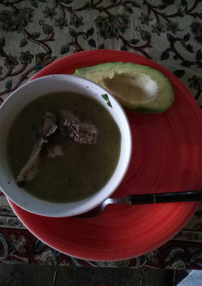 Una foto de Cetogénica: caldo de pollo y aguacate
