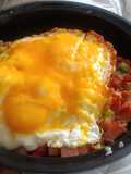 Bowl de ovos com carne e legumes