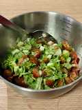Ensalada del día, con rúcula, tomate y pepinillos frescos