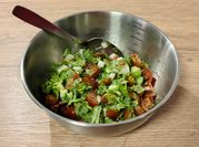 Una foto de tomatitos kumato en ensalada