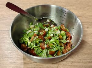 Foto principal de Ensalada del día, con rúcula, tomate y pepinillos frescos