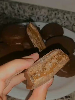 Una foto de Alfajores bañados en chocolate😋