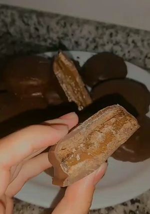 Una foto de Alfajores bañados en chocolate😋