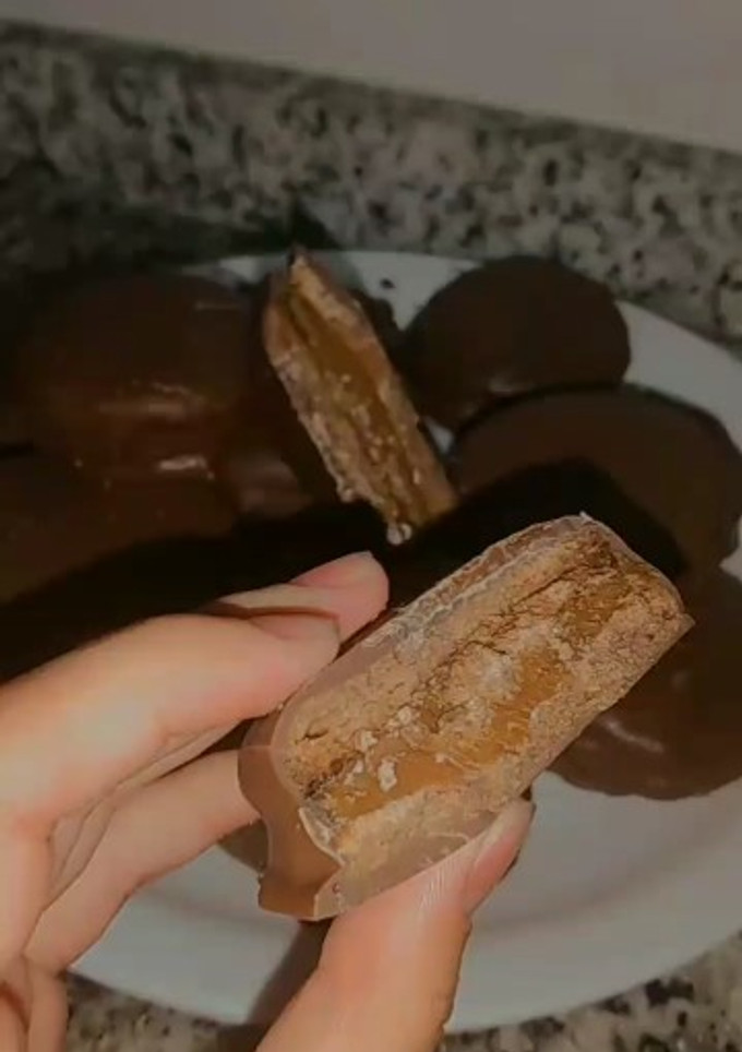Una foto de Alfajores bañados en chocolate😋