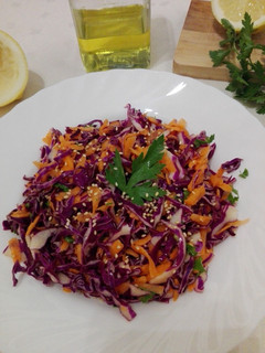 Una foto de Ensalada marinada de lombarda y zanahoria