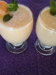 Una foto de Licuado de frutas🍊🍌🍑