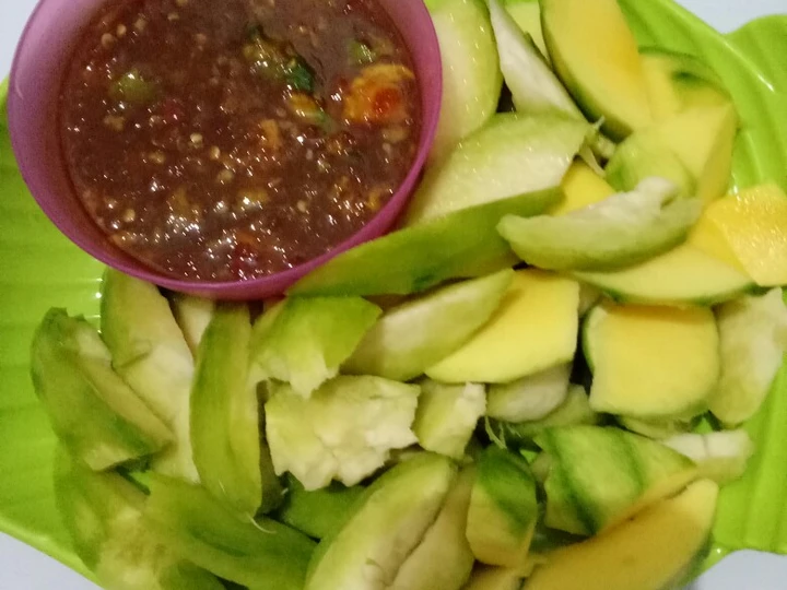 Langkah Gampang Menyiapkan Resep Rujak mangga sambel petis terasi yang Menggugah Selera Anti Ribet, Bisa Manjain Lidah