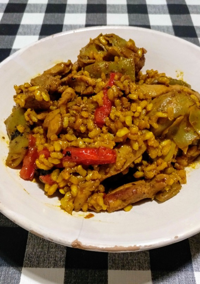 Una foto de Arroz integral con pollo, judías verdes y alcachofas