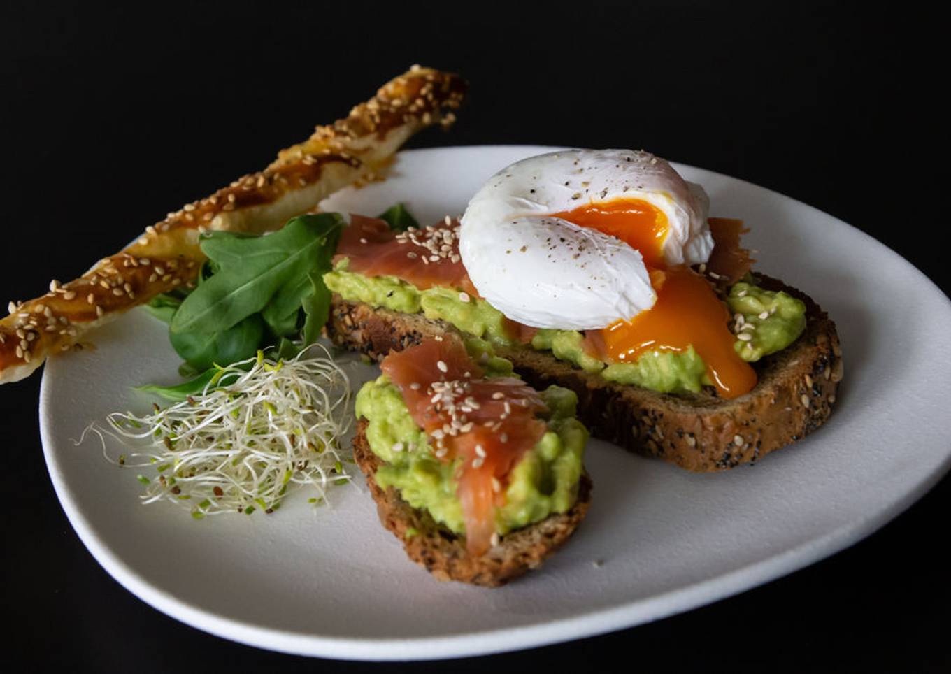 Tartine de saumon, avocat et œuf poché