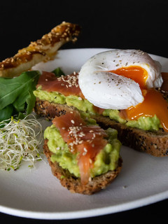 Une photo de Tartine de saumon, avocat et œuf poché