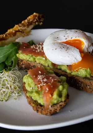 Une photo de Tartine de saumon, avocat et œuf poché