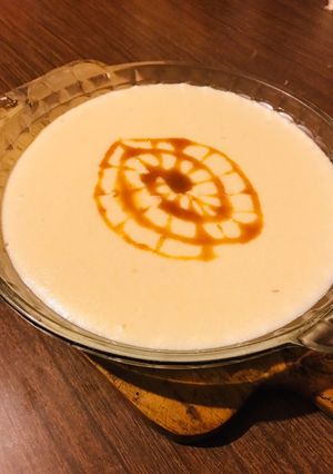 Una foto de Sémola con leche y salsa de caramelo
