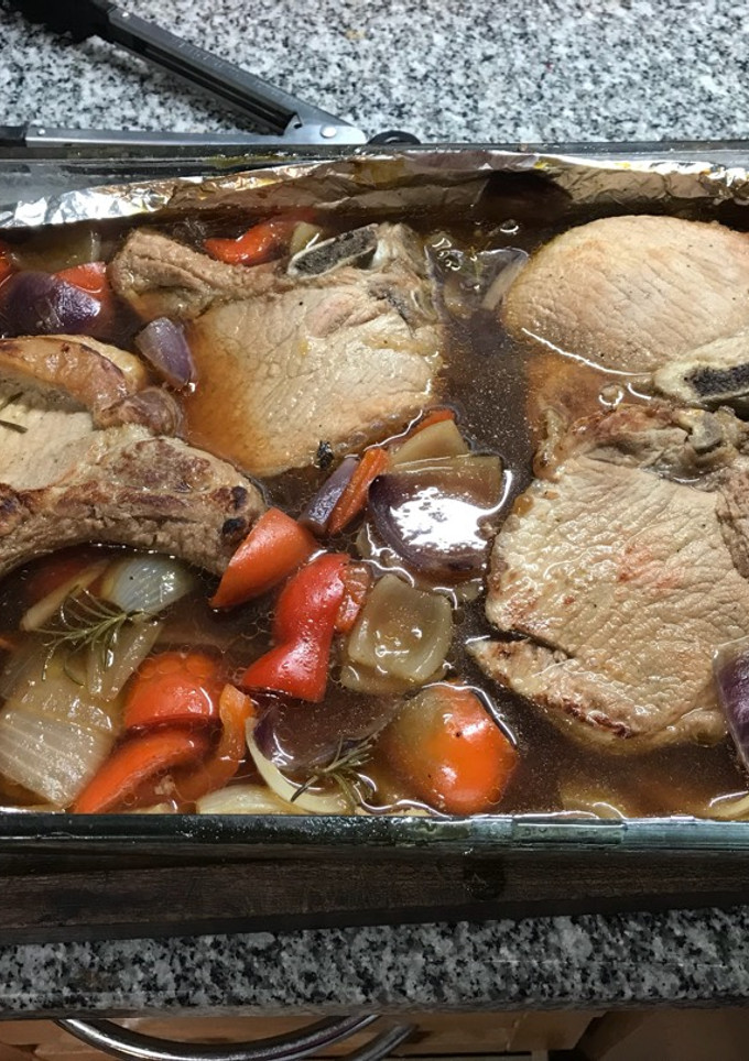 Una foto de Carre de cerdo con hueso, al horno con cerveza negra