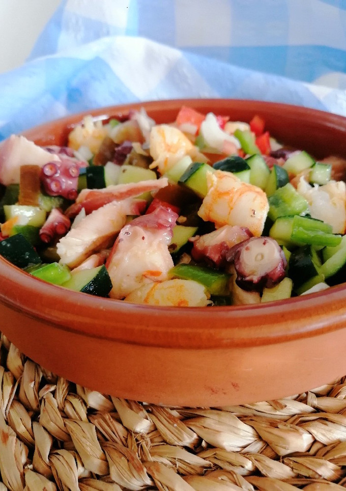 Una foto de Pipirrana de pulpo y langostinos