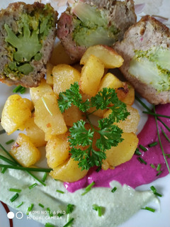 Göngyölt brokkoli, ízes burgonyával, cékla és brokkoli szósszal recept fotója