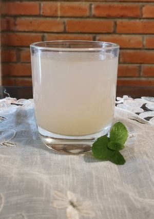 Una foto de Agua de xoconostle con hierbabuena