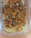 Tallarines con pollo, carne y tomate