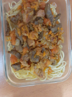 Una foto de Tallarines con pollo, carne y tomate