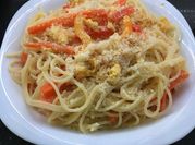 Una foto de spaghetti con queso amarillo