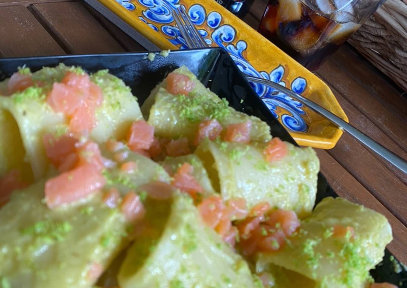 Paccheri con aguacate y salmón