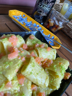 Una foto de Paccheri con aguacate y salmón