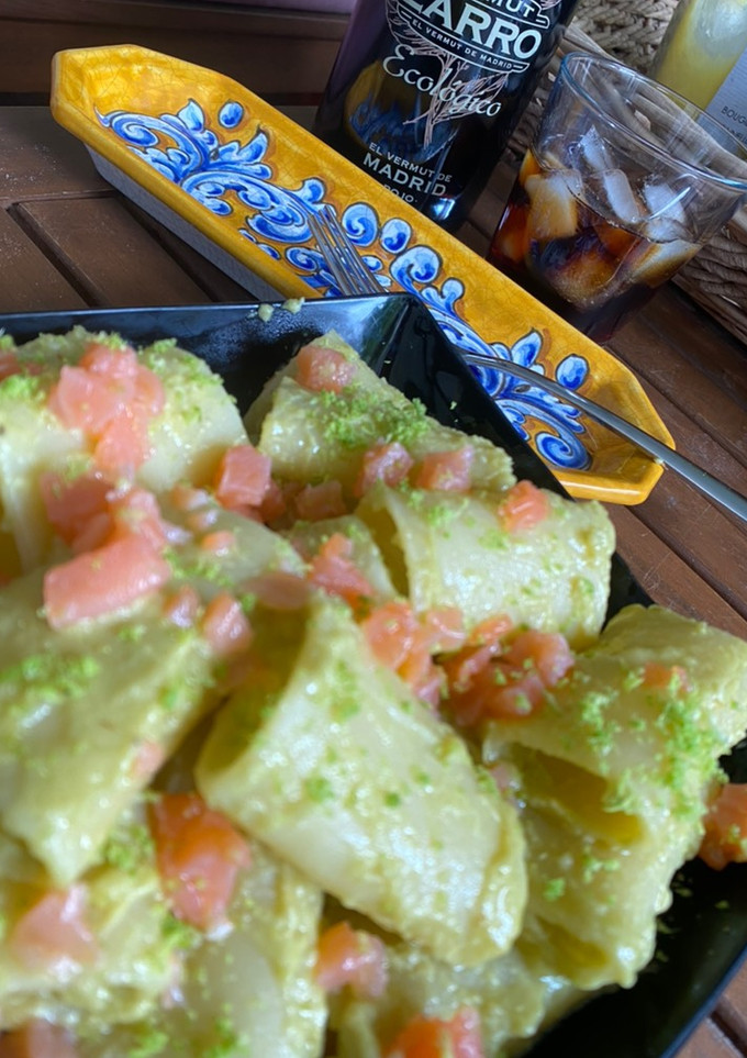 Una foto de Paccheri con aguacate y salmón