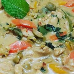A picture of Chicken soup In creamy garlic sauce.