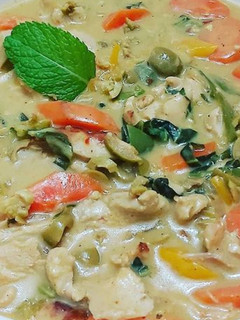 A picture of Chicken soup In creamy garlic sauce.