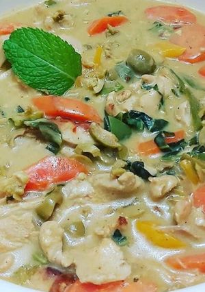 A picture of Chicken soup In creamy garlic sauce.