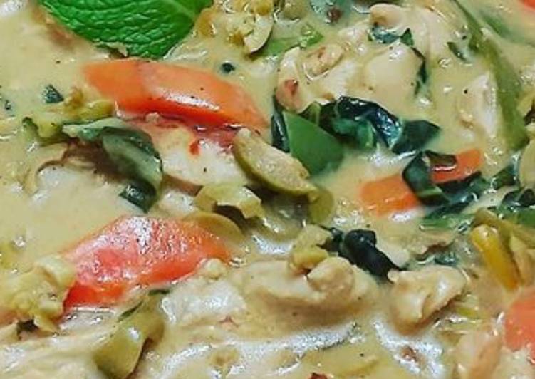 Steps to Make Perfect Chicken soup In creamy garlic sauce