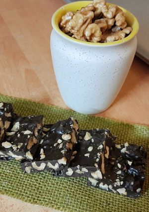 वाॅलनट चॉकलेट चिक्की (walnuts chocolate chikki recipe in Hindi) रेसिपी मुख्य फोटो