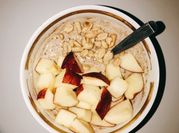 Una foto de manzana avena microondas