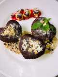 Brownie de chocolate con coco y tierra de nueces y mermelada de fresa