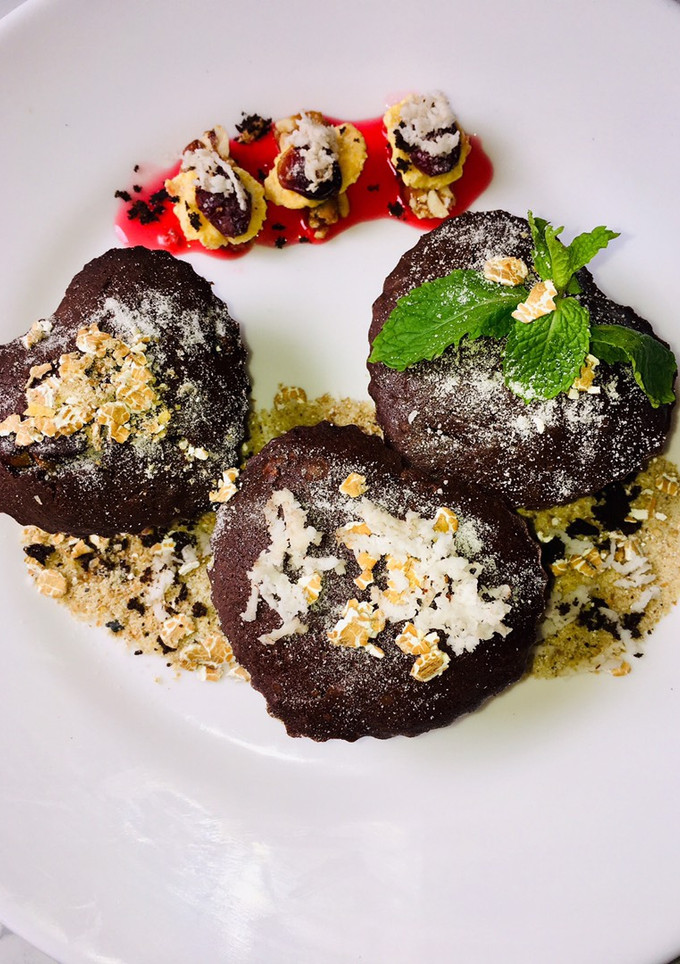 Una foto de Brownie de chocolate con coco y tierra de nueces y mermelada de fresa