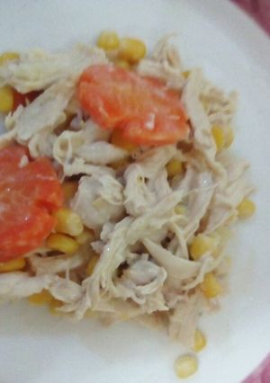 Una foto de Pechuga de pollo en crema de leche con maíz y zanahoria