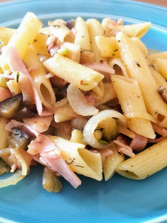 Una foto de Ensalada tibia de pasta con vegetales 😋😋