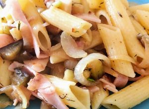 Una foto de Ensalada tibia de pasta con vegetales 😋😋