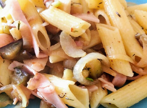 Una foto de Ensalada tibia de pasta con vegetales 😋😋